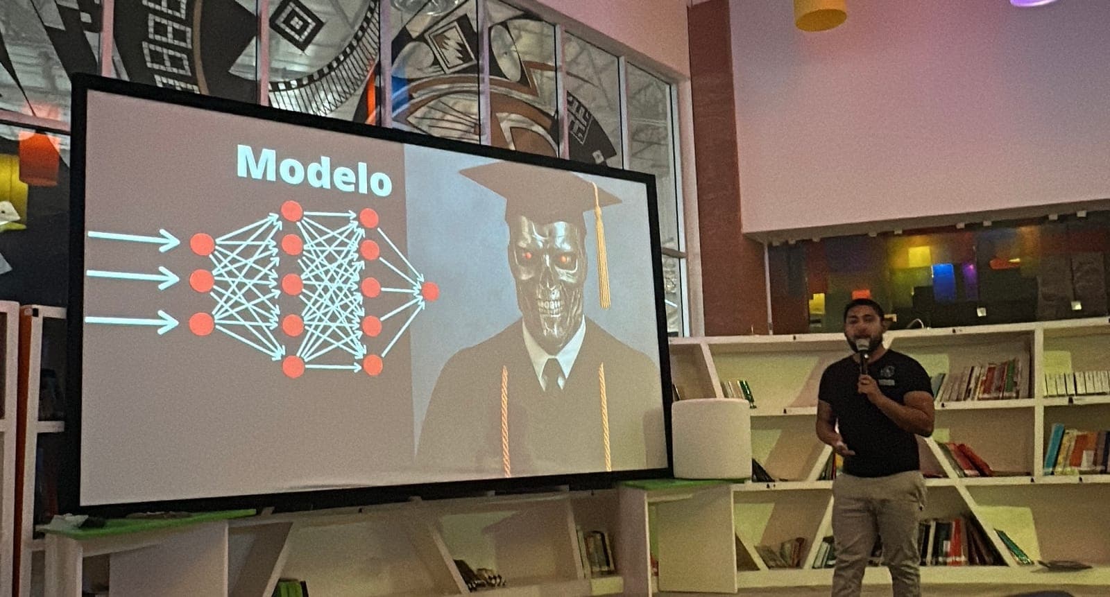 Ramses giving an AI talk with a neural-network slide labeled 'Modelo'.