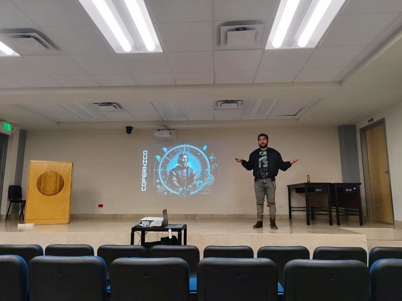 Ramses on stage before starting a talk about Copernicus.